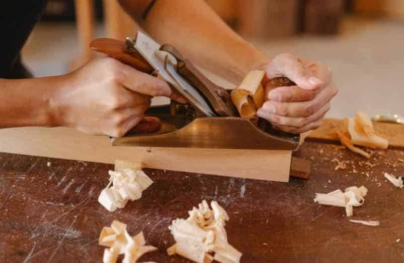 Comment raboter une porte en bois sans l’abîmer ? SDE68 Habitat